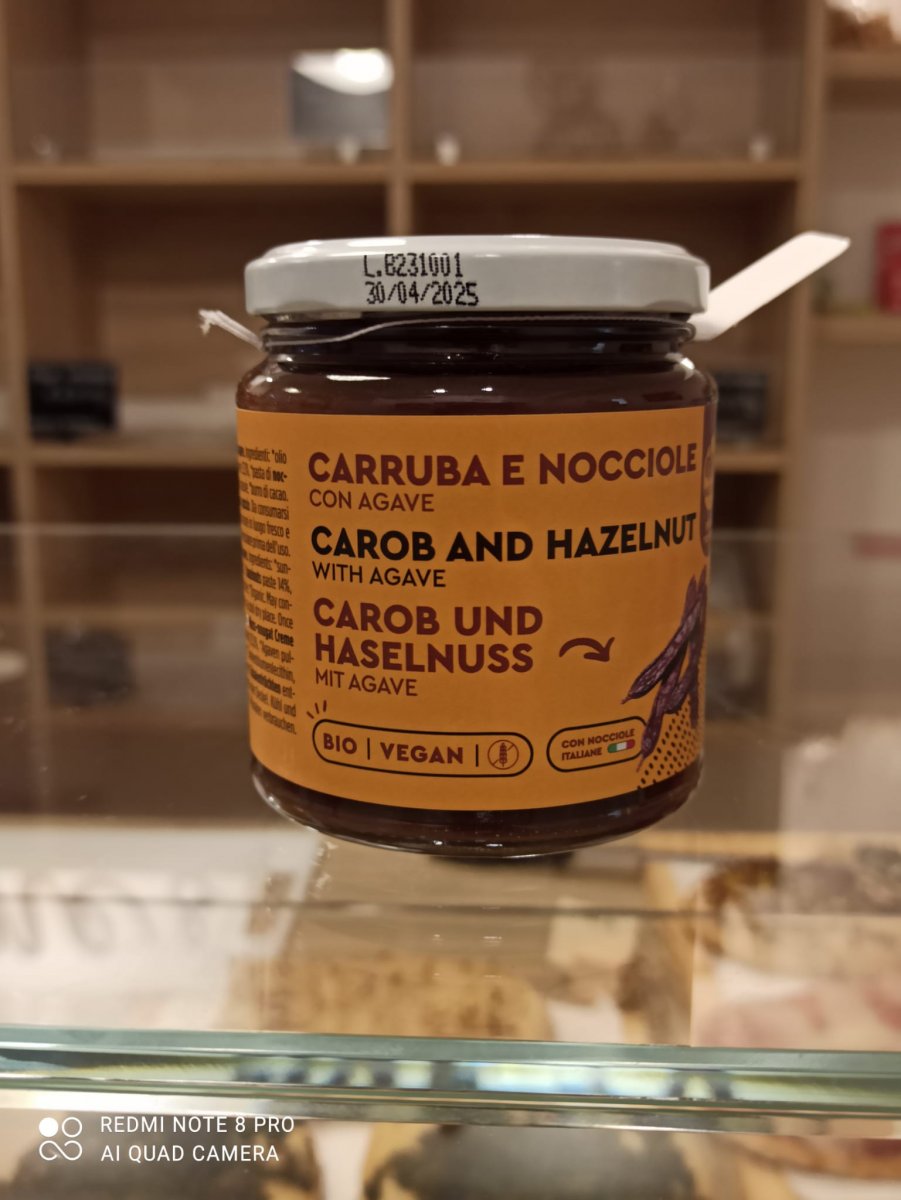 Nocciolata carruba e nocciola con succo d'agave vegana Crema spalmabile vegana con nocciole del piemonte