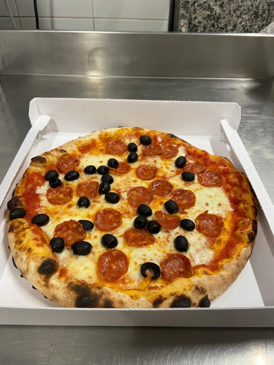 Diavola pomodoro mozzarella salame piccante e olive