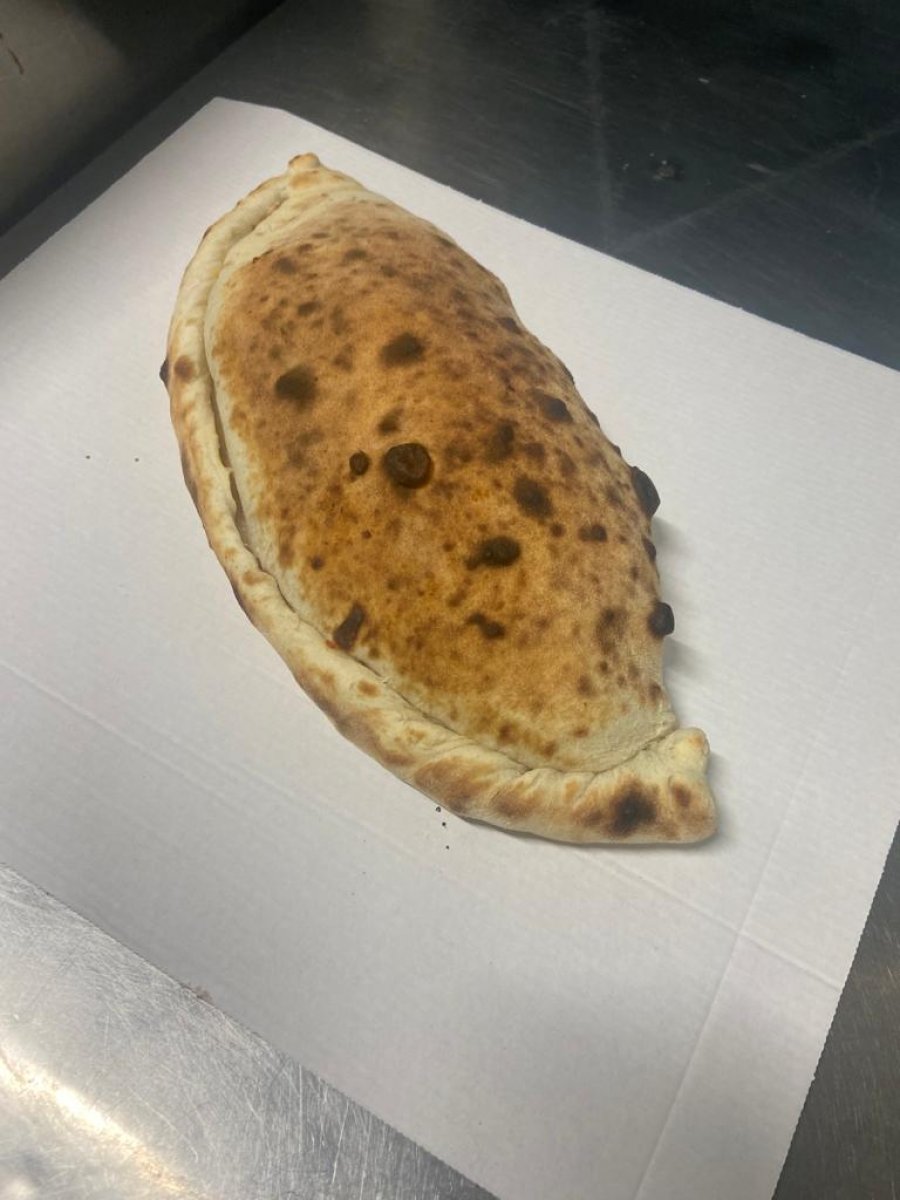 Calzone Piccante margherita con salame piccante e origano